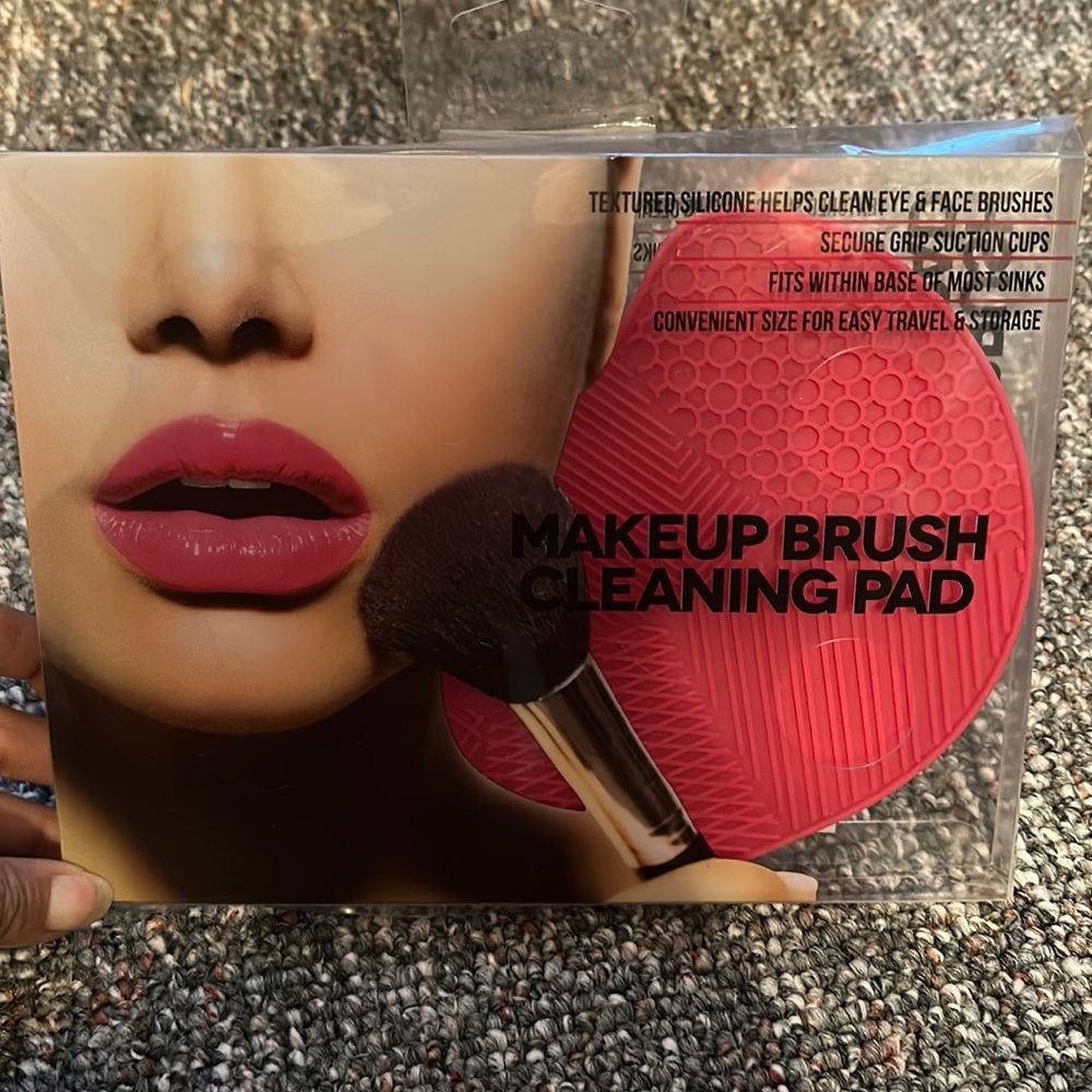 Makeup brush cleaning pad